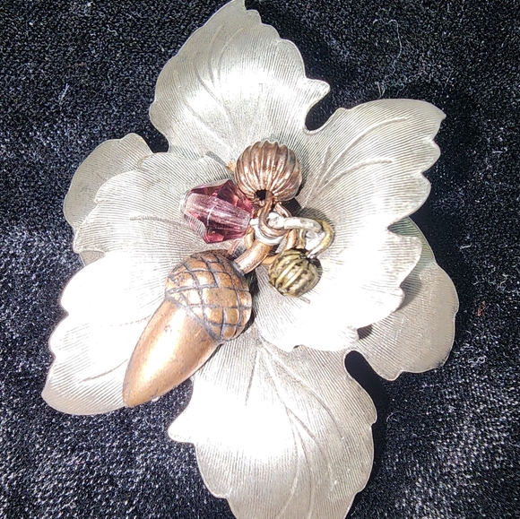 VINTAGE MAPLE LEAF W ACORN BROOCH - Picture 5 of 8